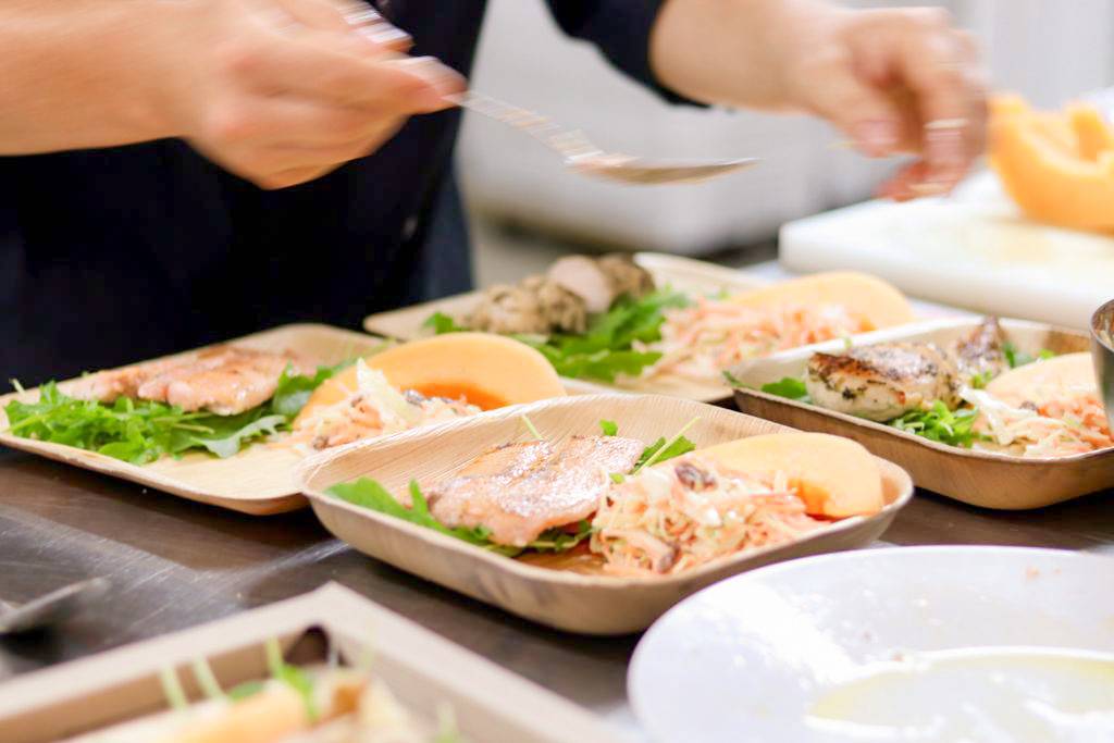 préparation dep lateaux repas artistes concert marseille traiteur panier à salade