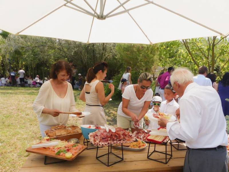 baptême à côté de marseille buffet traiteur panier à salade