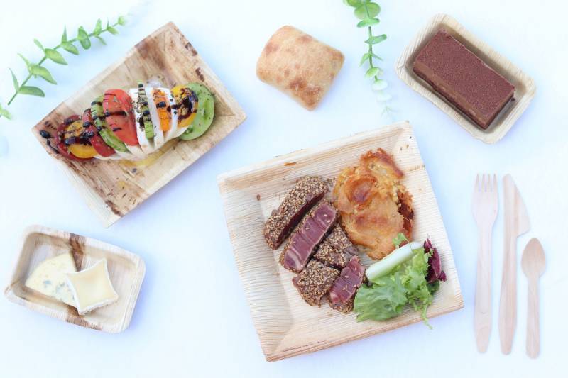 tataki de boeuf et socca, eventail de tomates anciennes et mozzarella di buffala