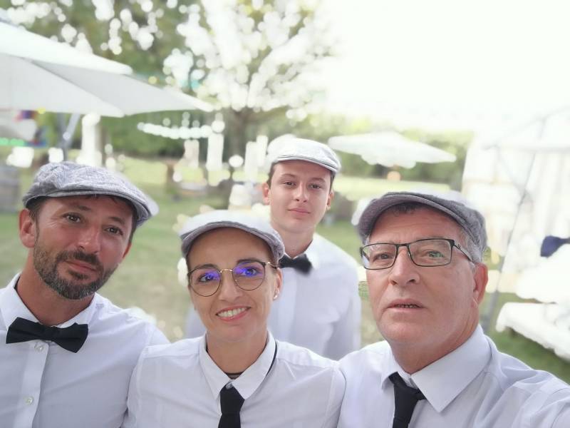 team panier à salade serveurs en tenue seflie