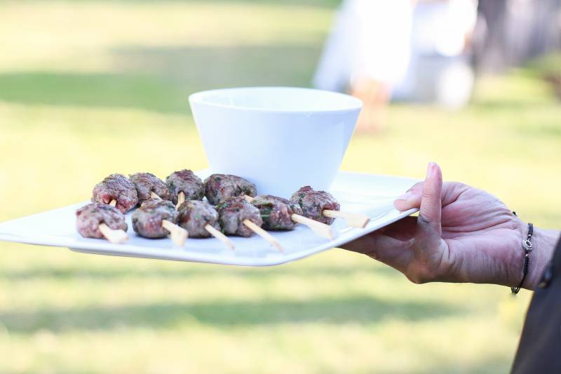 kefta de boeuf sauce coriandre pièce cocktail apéritif traiteur marseille panier à salade