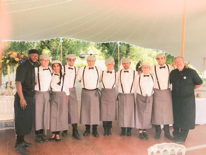 mariage traiteur panier à salade équipe de serveurs