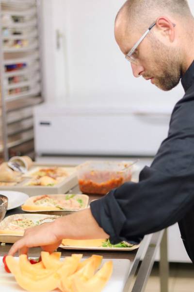 livraison de plateaux repas artistes concert marseille traiteur panier à salade