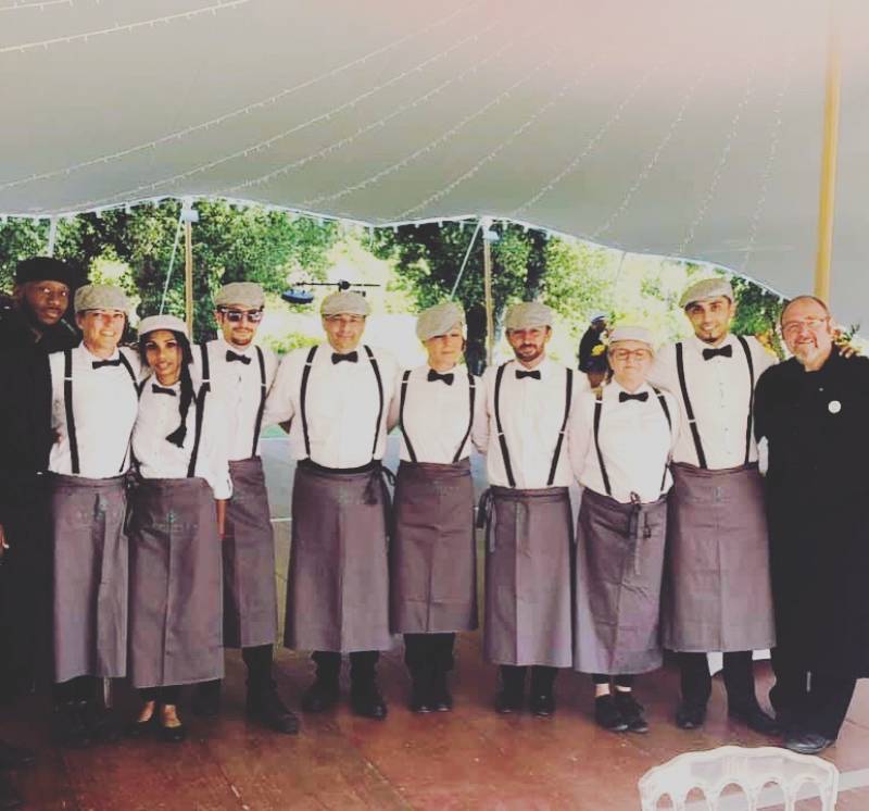 équipe serveurs panier à salade mariage vaucluse