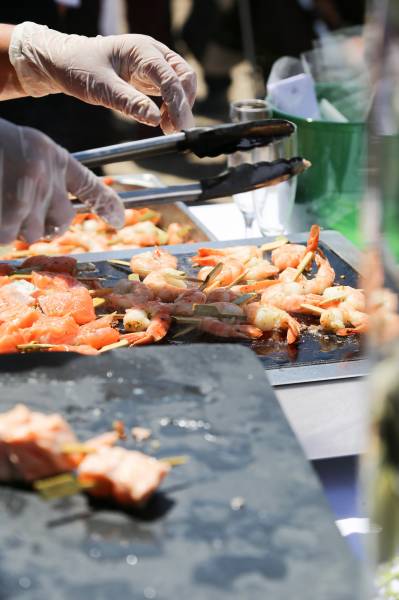 grillade poisson apéritif réception traiteur cocktail dinatoire original plancha crevette panier à salade marseille provence