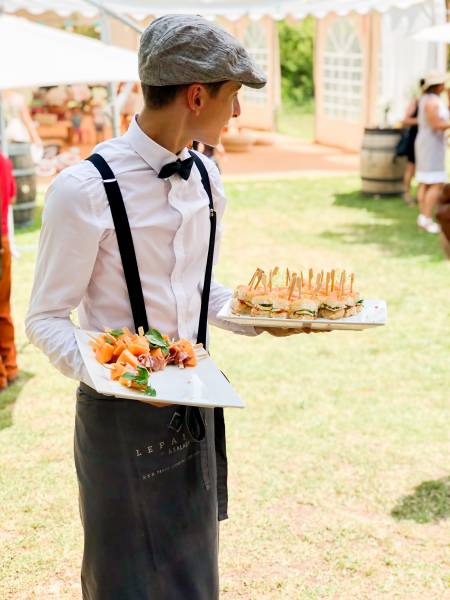 serveur panier à salade tenue vintage service apéritif dinatoire